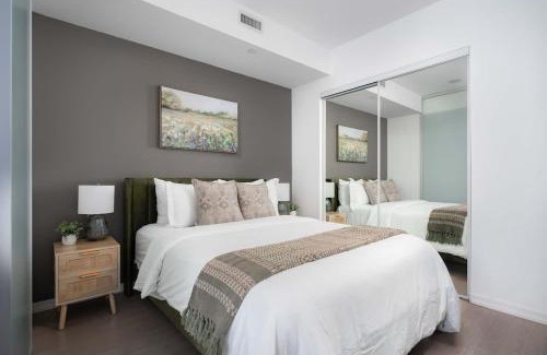 Downtown Toronto Apartment | Sunset Views in Chic Condo by Cn Tower