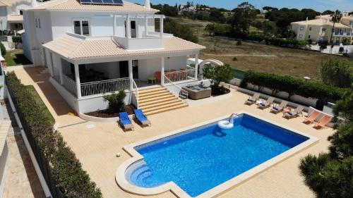 Olhos D'Agua Villa | Sunset Villa by Laranjal Rentals