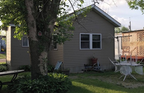 Stoddard House | Sunset Waters: Serene Retreat on the Mississippi River Shoreline Fisher Friendly