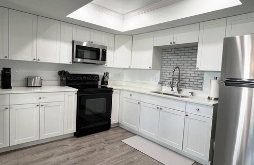 Grove City Condo | Sunsets, Seafood, and Serenity | Pet+Boat Friendly