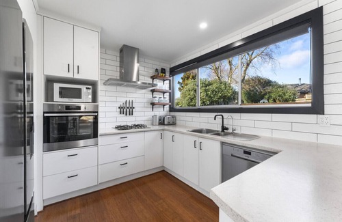 Taupo House | Sunsets, space and family fun
