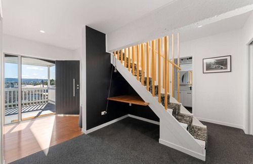 Taupo House | Sunsets, space and family fun