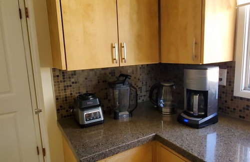 West Edmonton House | Sunshine All day, WEST EDMONTON MALL 5min.away, Air Con, king master and queens