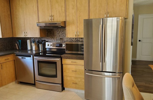 West Edmonton House | Sunshine All day, WEST EDMONTON MALL 5min.away, Air Con, king master and queens