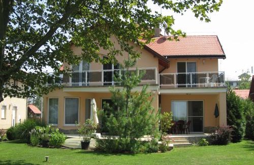 Szantod House | Sunshine Beach House, DIREKT AM SEE, eigenes BOOT, Garten, Grill, WLAN