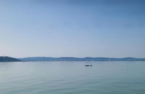 Szantod House | Sunshine Beach House, DIREKT AM SEE, eigenes BOOT, Garten, Grill, WLAN