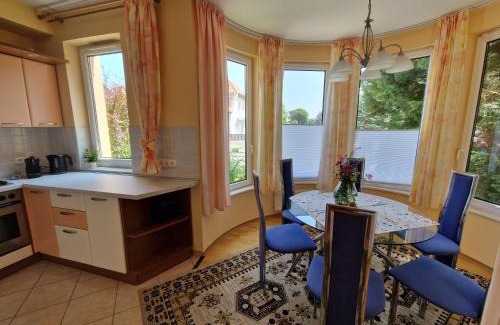 Szantod House | Sunshine Beach House, DIREKT AM SEE, eigenes BOOT, Garten, Grill, WLAN