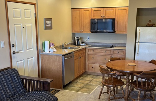 Madeira Park Hotel | Sunshine Coast Resort Hotel & Marina
