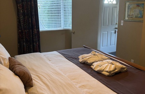 Madeira Park Hotel | Sunshine Coast Resort Hotel & Marina