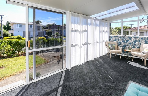 New Plymouth House | SUNSHINE COTTAGE - WESTOWN