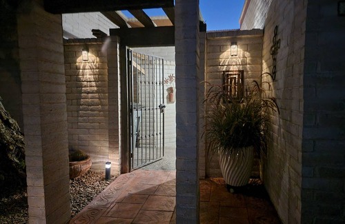 Biggs Field Condo | SUNSHINE FAMILY GETAWAY. NICE CONDO NEAR I10 WITH 4 QUEEN BEDS GREAT VIEW.