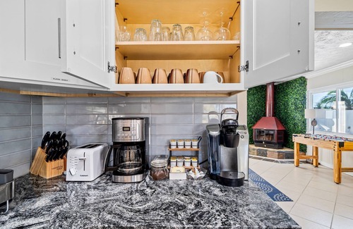 South Bradenton House | Sunshine Family Paradise With Heated Pool, Hot Tub, & King Bed