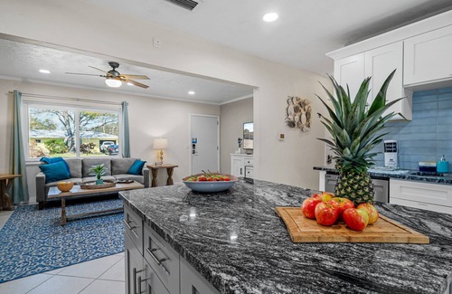 South Bradenton House | Sunshine Family Paradise With Heated Pool, Hot Tub, & King Bed