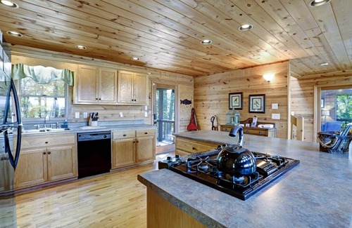 Morganton Cabin | Sunshine In The Pines-Amazing Mountain Views, Fire Pit, Hot Tub, Spacious Home