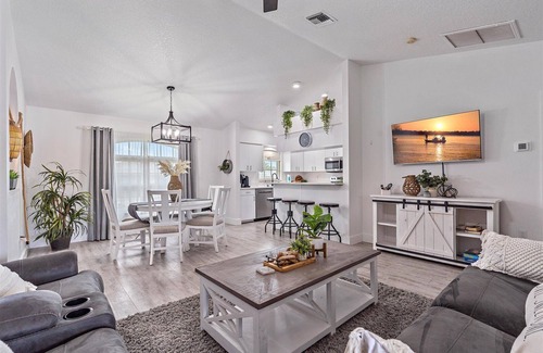 Southgate House | Sunshine Manor | Saltwater Pool + Electric Bikes!