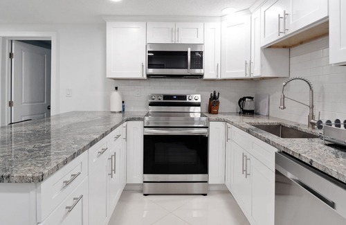 La Villa Gardens House | Sunshine n Key Lime (3-Bedroom Home) with Pool by RedAwning