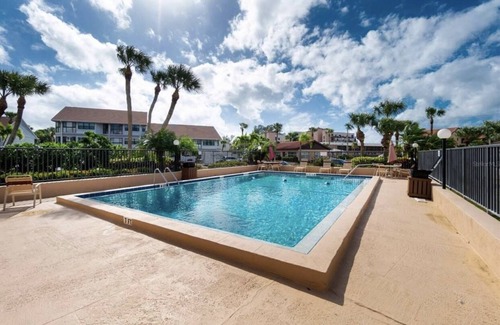 Englewood Condo | Sunshine Swimmers Casita, 206