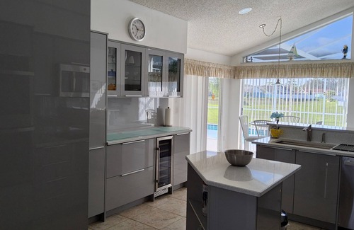 Hudson House | Sunshine Villa - Home from Home