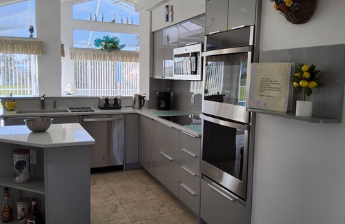 Hudson House | Sunshine Villa - Home from Home