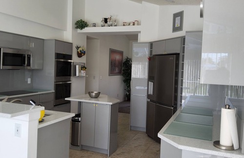 Hudson House | Sunshine Villa - Home from Home