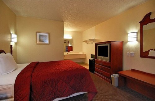 Ferry Pass Hotel | Super 6 Inn & Suites