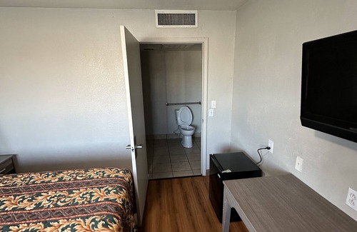 Joplin Hotel | Super 7 INN