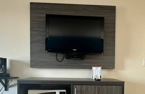 Tecumseh Hotel | Super 7 Inn