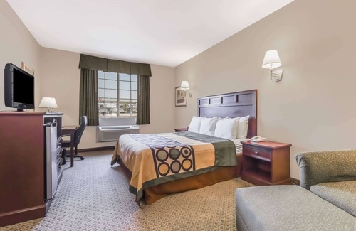 Alvarado Hotel | Super 8 by Wyndham Alvarado