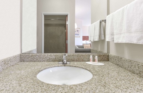 Alvarado Hotel | Super 8 by Wyndham Alvarado