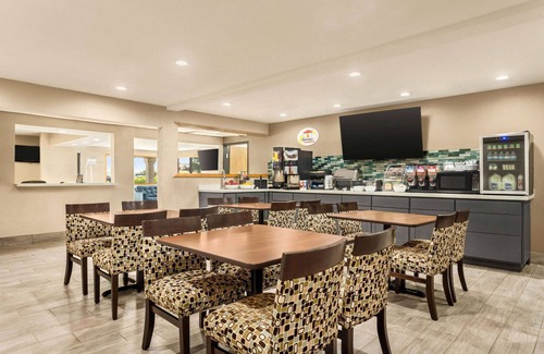 Ankeny Hotel | Super 8 by Wyndham Ankeny/Des Moines Area