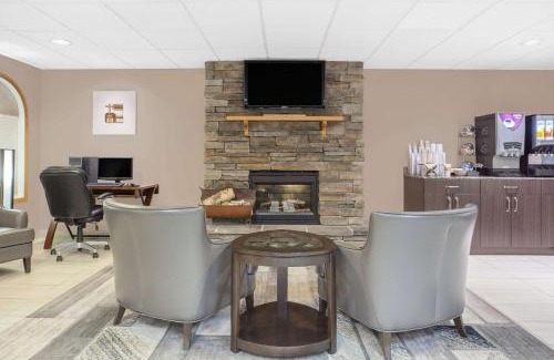 Athabasca Hotel | Super 8 by Wyndham Athabasca AB