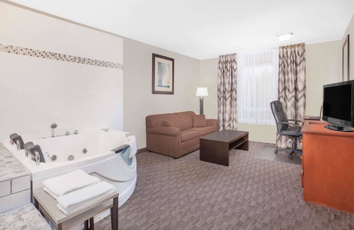 Athabasca Hotel | Super 8 by Wyndham Athabasca AB