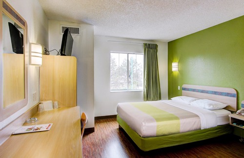 Aurora Hotel | Super 8 by Wyndham Aurora East