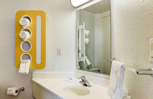 Aurora Hotel | Super 8 by Wyndham Aurora East