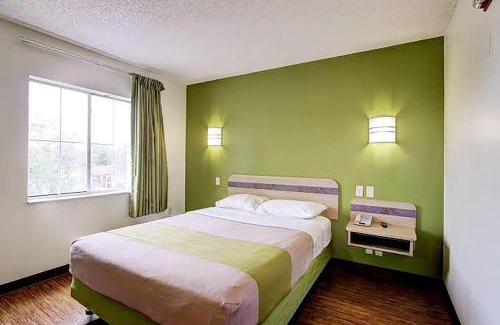 Aurora Hotel | Super 8 by Wyndham Aurora East