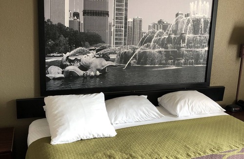 Fox Valley Hotel | Super 8 by Wyndham Aurora/Naperville Area