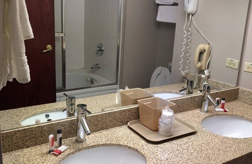 Fox Valley Hotel | Super 8 by Wyndham Aurora/Naperville Area