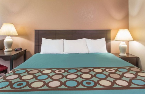 Austin Hotel | Super 8 by Wyndham Austin MN