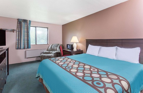 Austin Hotel | Super 8 by Wyndham Austin MN