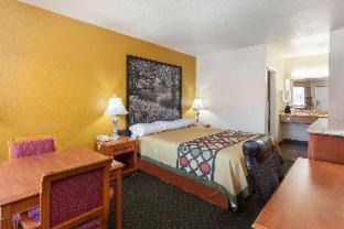 Pumpkin Center Hotel | Super 8 by Wyndham Bakersfield South CA