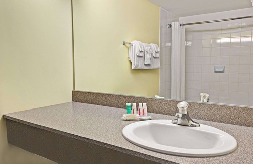 Barrie Hotel | Super 8 by Wyndham Barrie South