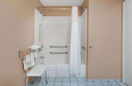 Bastrop Hotel | Super 8 by Wyndham Bastrop TX