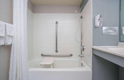 East Bloomington Hotel | Super 8 by Wyndham Bloomington/Airport