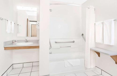 Bloomfield Hotel | Super 8 by Wyndham Bloomfield