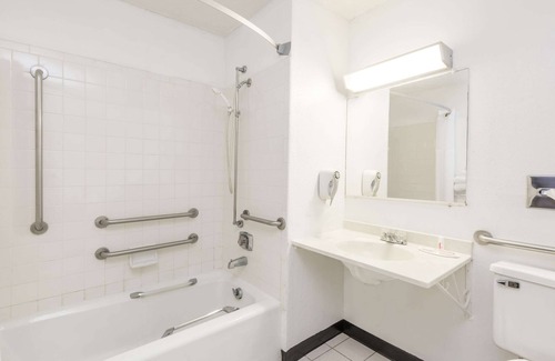 Bloomington Hotel | Super 8 by Wyndham Bloomington/Normal