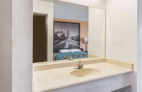 Bourbonnais Hotel | Super 8 by Wyndham Bourbonnais/Kankakee Area