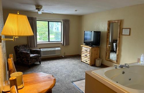 Mackinaw City Hotel | Super 8 by Wyndham Bridgeview of Mackinaw City