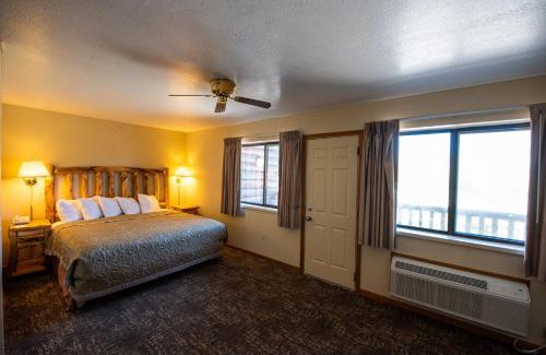 Mackinaw City Hotel | Super 8 by Wyndham Bridgeview of Mackinaw City