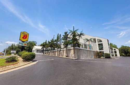 Branson Theater District Hotel | Super 8 by Wyndham Branson - Shepherd of the Hills Exwy