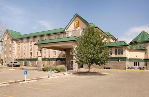 Southwest Calgary Hotel | Super 8 by Wyndham Calgary Shawnessy Area